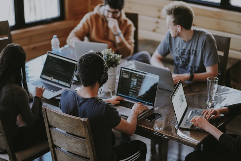 Rencontre de planification technique pour s'assurer du confort des créateurs